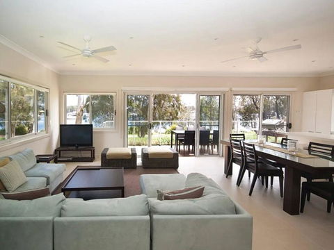 Wangi Lakehouse - Renovated Lake Macquarie Lakefront Location - Pubs and Clubs 0