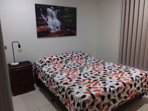 Waratah And Wattle Apartments - Pubs and Clubs 3