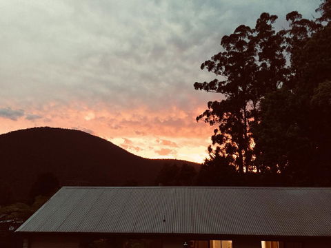 Warburton Holiday House - Pubs and Clubs 1