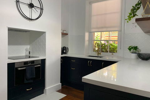 Warders Cottage: Iconic Cottage In The Heart Of Freo - Pubs and Clubs 3