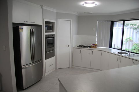 Warnbro Beach Family Accommodation - Pubs and Clubs 1