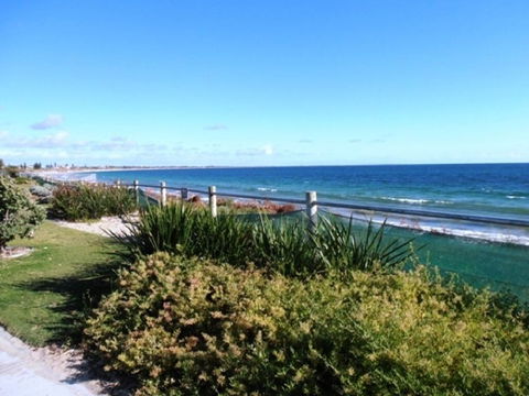 Warnbro Beach Family Accommodation - Pubs and Clubs 3