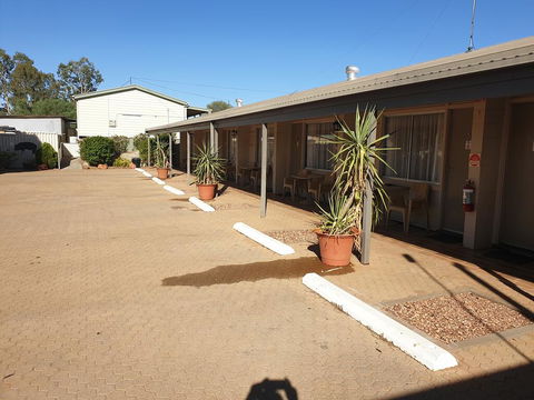 Warrego Motel - Pubs and Clubs 1
