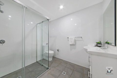 WARRICK FRAM 3 BEDS APT FREE PARKING WALK TO WESTFIELD CLOSE TO HOSPITAL NWF003 - Go Out 3