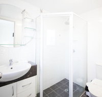 Warringa Surf Holiday Apartments - Pubs and Clubs