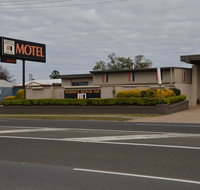 Warwick Motor Inn - Go Out