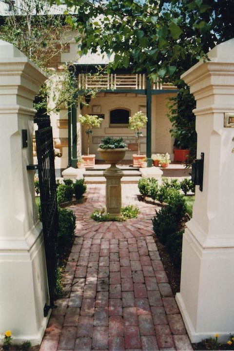Water Bay Villa Bed & Breakfast - Go Out 3