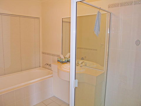 Water View House @ Orient Point - Pubs and Clubs 3