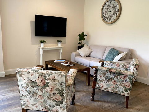 Waterfall Unit Farm Stay - Pubs and Clubs 3