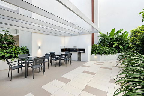 Waterford Apartments - Pubs and Clubs 3