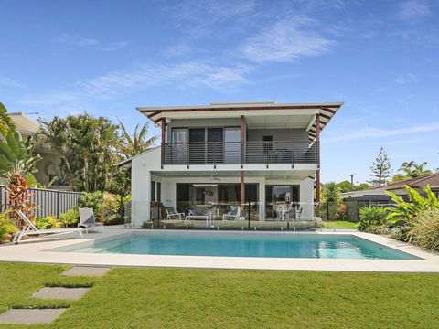 WATERFRONT HOME BORDERING MOOLOOLABA - Pubs and Clubs 0
