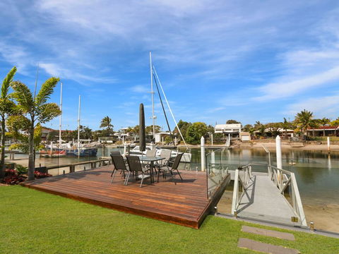WATERFRONT HOME BORDERING MOOLOOLABA - Pubs and Clubs 1