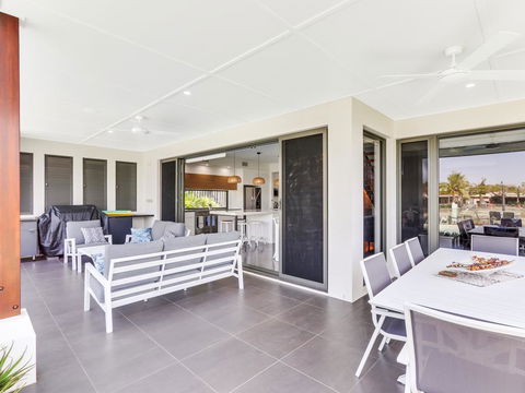 WATERFRONT HOME BORDERING MOOLOOLABA - Go Out 2