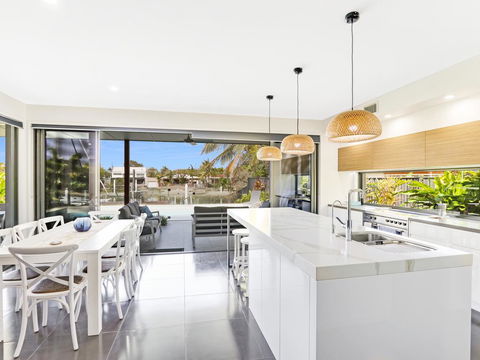 WATERFRONT HOME BORDERING MOOLOOLABA - Go Out 3