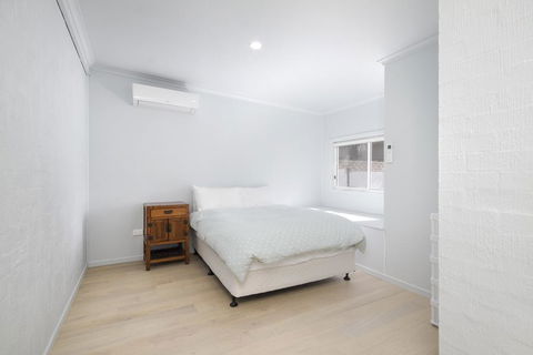 Waterfront On Witta Circle - Pubs and Clubs 1