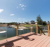Waterfront Retreat - Pubs and Clubs