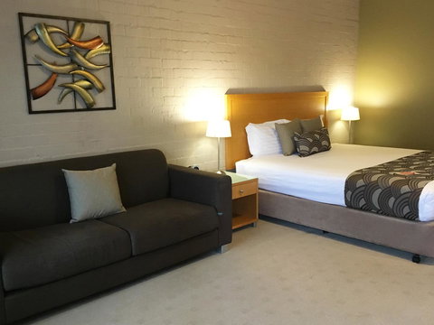 Blazing Stump Motel & Suites - Go Out 13