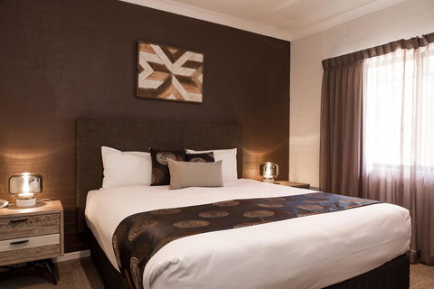 Blazing Stump Motel & Suites - Go Out 11