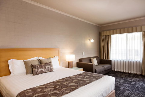 Blazing Stump Motel & Suites - Go Out 8