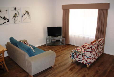 Blazing Stump Motel & Suites - Go Out 29