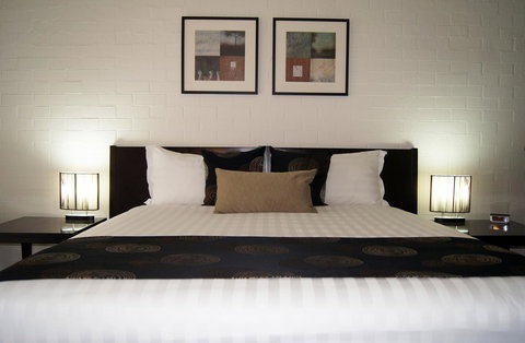 Blazing Stump Motel & Suites - Go Out 10