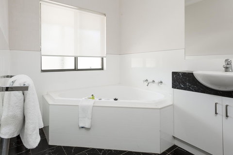 Blazing Stump Motel & Suites - Go Out 33