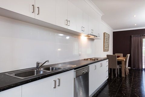 Blazing Stump Motel & Suites - Go Out 31