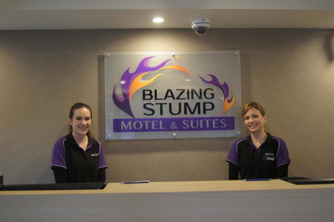 Blazing Stump Motel & Suites - Go Out 21