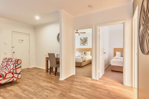 Blazing Stump Motel & Suites - Go Out 4