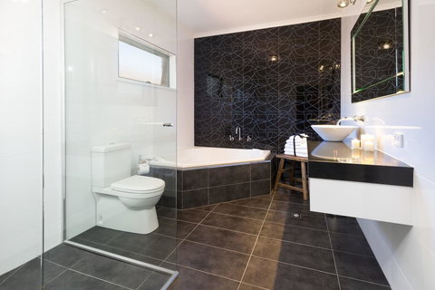 Blazing Stump Motel & Suites - Go Out 42