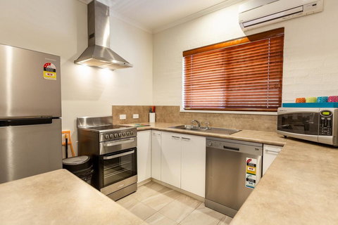 Blazing Stump Motel & Suites - Go Out 2