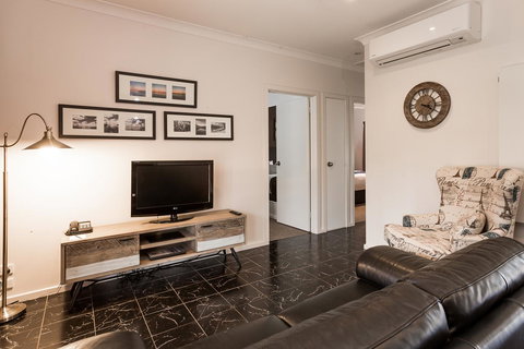 Blazing Stump Motel & Suites - Go Out 20