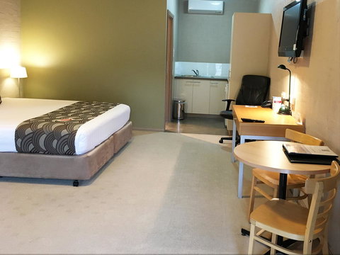 Blazing Stump Motel & Suites - Go Out 41