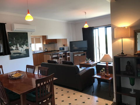 Hillâ€™s Creek Holiday Home - Go Out 8