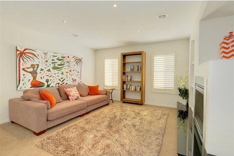 Newington Lakehouse - Pubs and Clubs 16