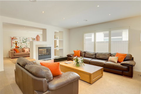 Newington Lakehouse - Pubs and Clubs 13