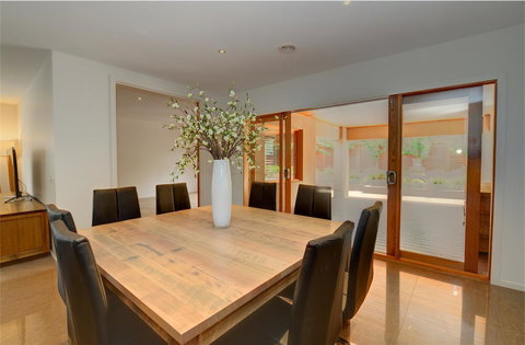 Newington Lakehouse - Pubs and Clubs 18