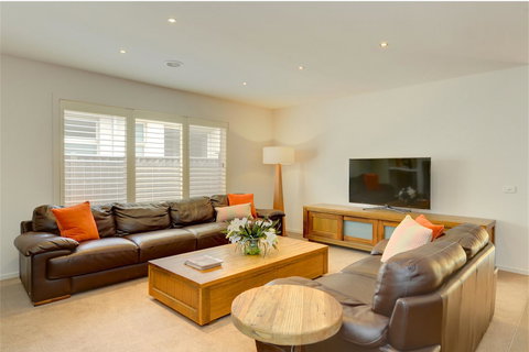 Newington Lakehouse - Pubs and Clubs 9