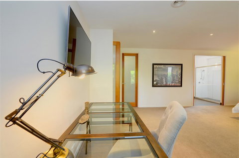 Newington Lakehouse - Pubs and Clubs 7