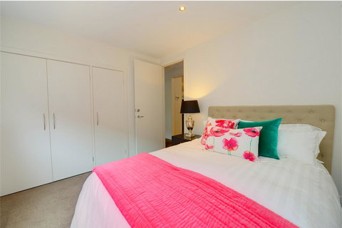 Newington Lakehouse - Pubs and Clubs 12