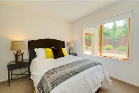 Newington Lakehouse - Pubs and Clubs 6