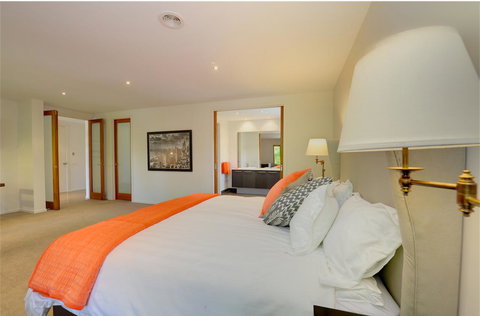 Newington Lakehouse - Pubs and Clubs 4