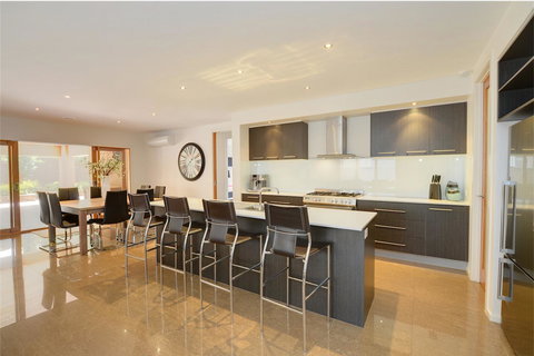 Newington Lakehouse - Pubs and Clubs 5