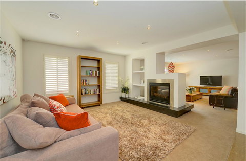 Newington Lakehouse - Pubs and Clubs 8