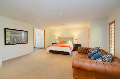 Newington Lakehouse - Pubs and Clubs 14