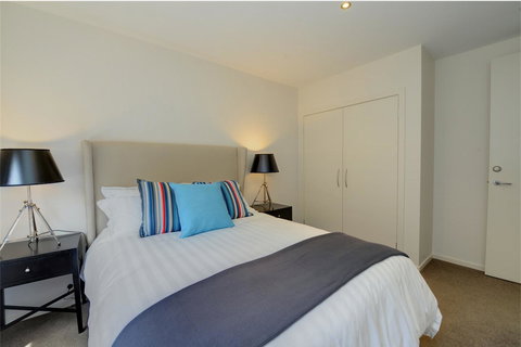 Newington Lakehouse - Pubs and Clubs 1