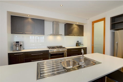 Newington Lakehouse - Pubs and Clubs 17