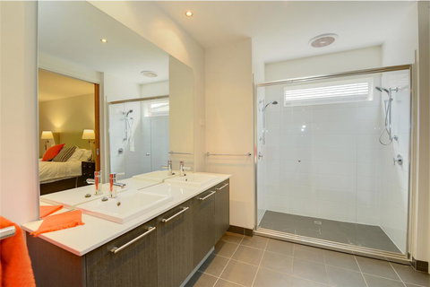 Newington Lakehouse - Pubs and Clubs 10