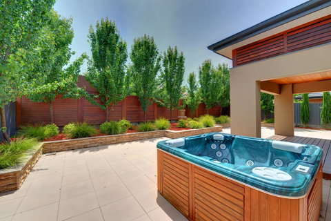 Newington Lakehouse - Pubs and Clubs 19