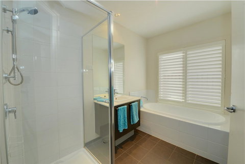 Newington Lakehouse - Pubs and Clubs 2